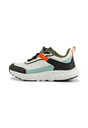 Biały sportowy sneaker z czarnymi, turkusowymi i pomarańczowymi akcentami, teksturowaną podeszwą i czarnymi sznurówkami z pętelką na pięcie.