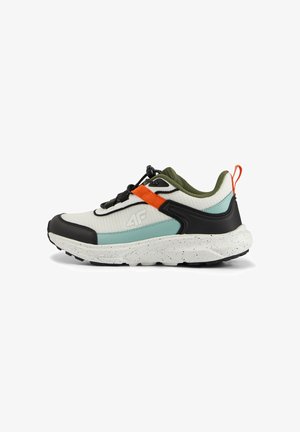 Biały sportowy sneaker z czarnymi, turkusowymi i pomarańczowymi akcentami, teksturowaną podeszwą i czarnymi sznurówkami z pętelką na pięcie.