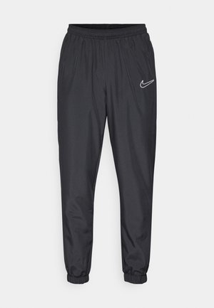 Sorte Nike træningsbukser med elastisk talje, tapered ben og hvidt logo nær venstre hofte. Fremstillet af let, glat materiale.