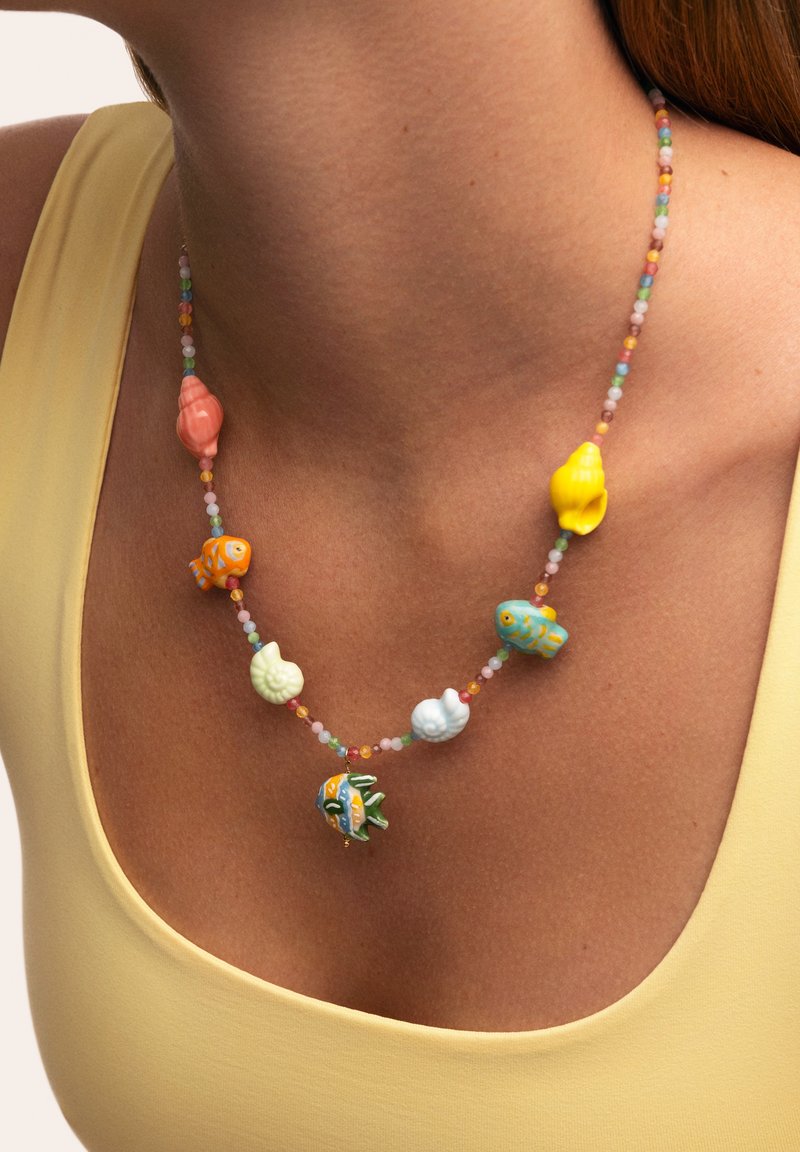 Collar de cuentas colorido con encantos de peces y conchas de plástico en naranja, rosa, amarillo, verde y azul sobre una cadena multicolor.