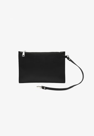 Črna usnjena torbica z gladko teksturo, opremljena s srebrno zadrgo in snemljivim zapestnim trakom. Pravokotna oblika, minimalističen dizajn.