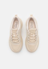 Beezid võrgusneakerid tekstuursete ülemiste osadega, pehmed taldad ja õhukesed shoelaces. Sildil on "Memory Foam" bränding mugavuse tagamiseks.