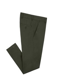 Chinos pieghevoli verde scuro con passanti per cintura, una tasca posteriore con bottone e un piccolo emblema ricamato sopra la tasca.