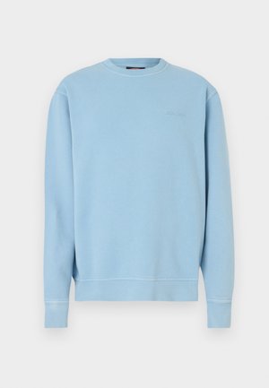 Hellblaues Sweatshirt mit Rundhalsausschnitt aus Baumwolle. Verfügt über gerippte Bündchen und Saum sowie ein kleines, aufgesticktes Logo auf der Brust. Glatte Textur.