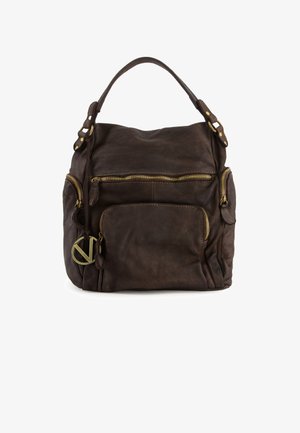 Mørkebrun læderrygsæk med guld hardware, der har et hovedrum med lynlås, en for-lynlåslomme og en dekorativ nøglering som accent.