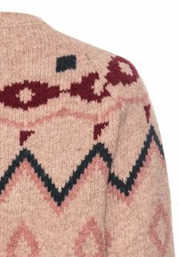Gemusterter, gestrickter Pullover aus weicher rosa Wolle mit roten und marinblauen geometrischen Designs; texturiert, gemütlich, mit Rundhalsausschnitt und gerippten Kanten.