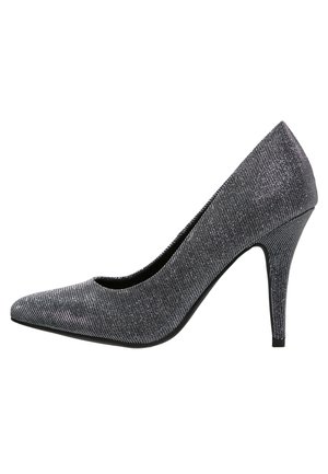 Schwarzer glitzernder High Heel Schuh mit spitzer Spitze und schlankem Stiletto-Absatz, von der Seite auf weißem Hintergrund dargestellt.