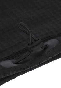 Svart tygväska med en texturerad yta, försedd med dragsnöre och en plastknapp. Materialet är slätt och hållbart.