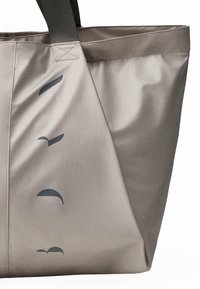 Bežna torba z črnimi ročaji in besedo "PTICA" natisnjeno navpično v temno sivi barvi ob strani.