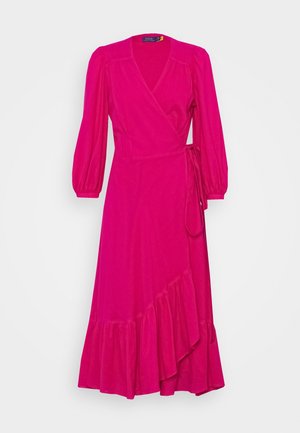 Felroze wikkeljurk met V-hals, lange opgeblazen mouwen, gestrikte taille en gerimpelde asymmetrische zoom.