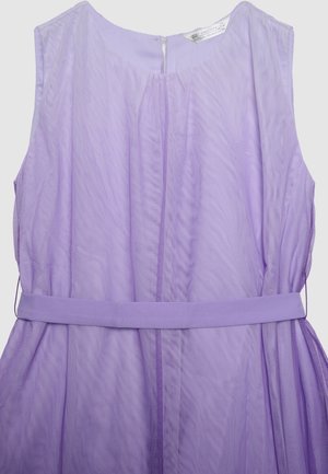 Vestito senza maniche color lilla con cintura in vita aderente, scollo rotondo e sovrapposizione di tessuto trasparente sul corpetto.