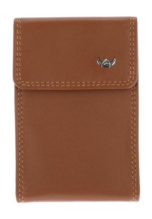 Portefeuille en cuir marron avec fermeture à rabat, coutures décoratives et petit emblème métallique sur le rabat avant.