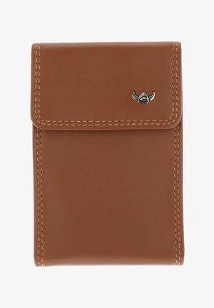 Portefeuille en cuir marron avec fermeture à rabat, coutures décoratives et petit emblème métallique sur le rabat avant.