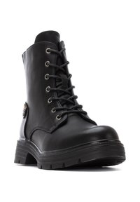 Stivale alla caviglia in pelle nera con punta arrotondata, chiusura con lacci frontale, occhielli metallici e suola in gomma testurizzata. Presenta un emblema decorativo sul lato.