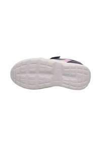 Podeszwa sneakersów w białej gumie z teksturowanym wzorem antypoślizgowym. Zawiera branding oraz różowy akcent. Czysty design bez widocznego zużycia.