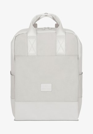 Grijze rugzak van canvas met een textuurafwerking, voorzien van dubbele handvatten bovenaan, een witte leren basis en een logo patch aan de voorkant.