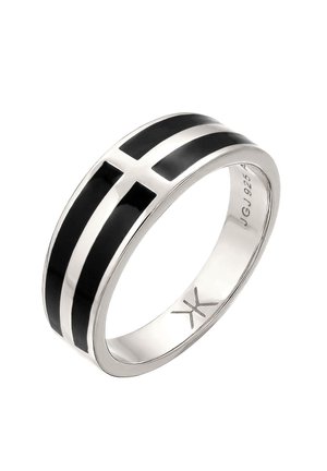 Sølv ring med sort emalje indlæg, der danner et korsdesign, mærket JGJ 925 indeni båndet.