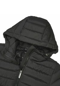Schwarze gepolsterte Jacke mit Kapuze, Frontreißverschluss und horizontalen Steppnähten auf dem Stoff.