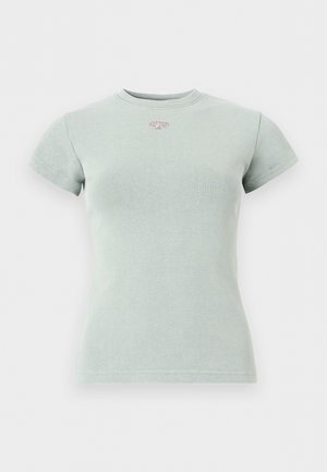 Lys grønn, tettsittende t-skjorte med korte ermer, rund hals og liten oval logopatch plassert midt under halsåpningen.