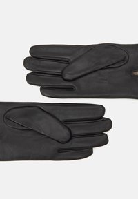 Sorte lærhansker med glatt tekstur, med tre fingerlommer og en buet detalj på baksiden for økt fleksibilitet.