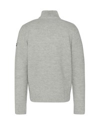 Jasnoszary sweter dzianinowy z wysokim kołnierzem, prążkowanymi mankietami i krawędzią. Teksturowana tkanina z emblematem na lewym rękawie.