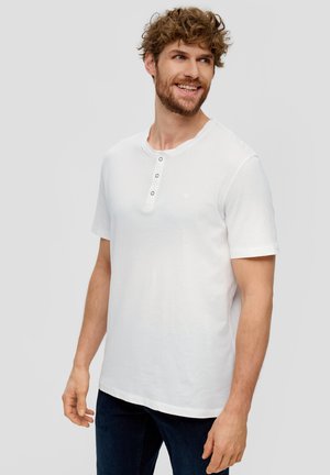 Witte T-shirt met korte mouwen en een Henley-halslijn met drie knopen. Gemaakt van zacht katoen; regular fit, gladde textuur.