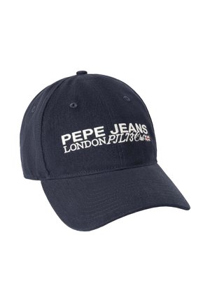 Granatowa czapka bejsbolowa z zakrzywionym daszkiem, haftowanym napisem "PEPE JEANS LONDON PIL736" oraz małą flagą Wielkiej Brytanii na przednim panelu.