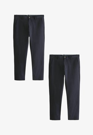 Tamno plavi chinos s dva prednja džepa, zatvaranjem na dugme i ravnim nogavicama. Tkanina djeluje glatko s minimalnom teksturom.