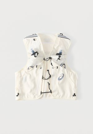 Veste de course blanche légère avec plusieurs poches zippées, panneaux en mesh, cordons ajustables et deux bouteilles d'eau dans les poches avant.