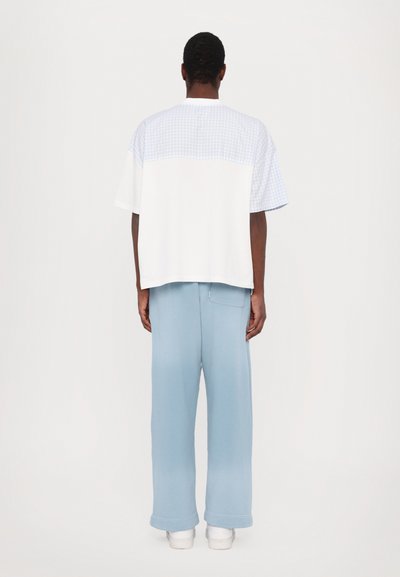 Bonsai CHECK TEE UNISEX - Apdrukāts T-krekls - white\azure