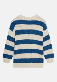 Grober Strickpullover mit abwechselnd blauen und creamfarbenen horizontalen Streifen. Gerippter Ausschnitt und Bündchen, mit lockerer Passform.