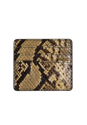 Tarjetero de piel de serpiente en tonos amarillos y marrones con una superficie texturizada, que cuenta con múltiples ranuras para tarjetas y un pequeño acento de calavera negra.