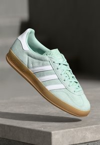 GAZELLE INDOOR - Baskets basses - ash green/footwear white