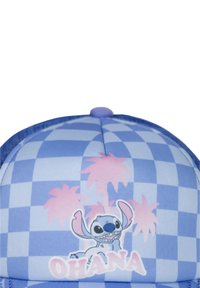 Blå rutig keps med ett rosa palmträdsmönster och en broderad Stitch-figur. Texten "OHANA" finns under figuren.