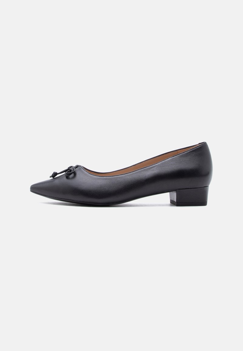 Chaussure pour femme en cuir noir à petit talon, bout pointu et petit nœud décoratif à l'avant, vue de profil sur fond blanc.