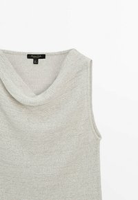 Débardeur léger gris clair avec un col drapé, une texture tricotée et une coupe ample. L'étiquette indique "Massimo Dutti" avec des détails de taille.