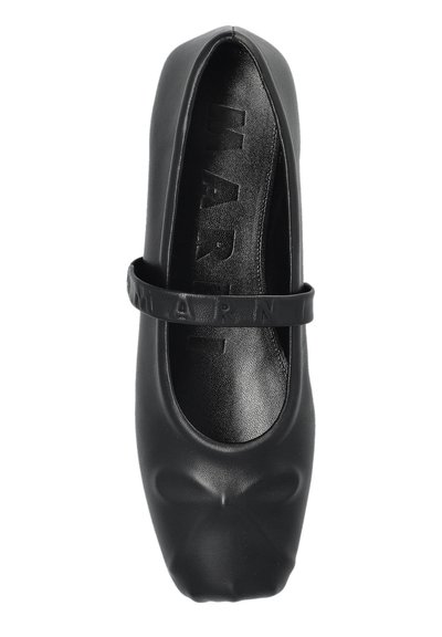Ballet flat nera realizzata in materiale liscio, con punta arrotondata, una cinghia anteriore e marchio in rilievo sulla soletta.