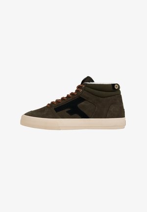 Hoge sneakers in olijfgroen suède met zwarte accenten, beige zool en bruine veters. Voorzien van een gevoerde enkel en een logo-detail aan de zijkant.