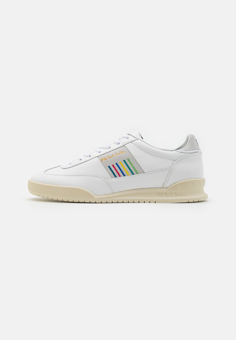Basket en cuir blanc avec une semelle crème, des accents de rayures multicolores sur le côté et un logo "PS Paul Smith" en doré.