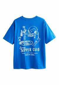 Plava pamučna majica s bijelim crtežom koji prikazuje večeru i natpis "Snoopyjev supper klub, Porto de Lisboa."