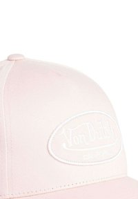 Casquette rose en tissu lisse, avec un logo brodé blanc portant "Von Dutch" et "California" dans un design ovale à l'avant.