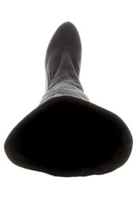 Czarne zamszowe botki do kolan z ostrym noskiem i luźnym krojem. Widoczna miękka tekstura oraz duże otwarcie na górze. Gładki, opływowy kształt.