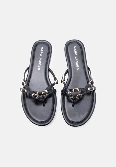 Μαύρα σανδάλια Marc Jacobs με πολλαπλούς λεπτούς ιμάντες με αγκράφες και επίπεδες σόλες σε λευκό φόντο.