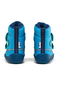 Botas infantiles azules con parte superior acolchada, correas ajustables, suela de goma, tira reflectante y detalles de diseño divertidos.