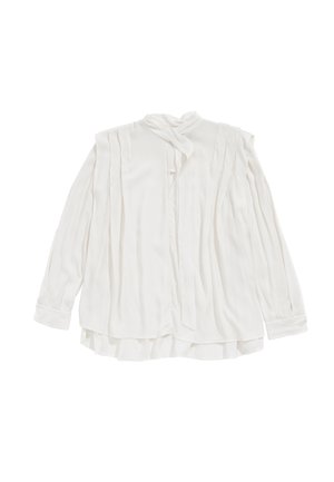 Blusa blanca de manga larga con cuello atado, detalles plisados, tejido suave y puños abotonados. Forma fluida con una parte trasera ligeramente más larga.