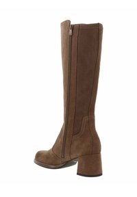 Bottines en daim marron montant jusqu'au genou avec un design structuré, fermeture éclair latérale, talon épais et détails de couture subtils. Texture lisse, silhouette épurée.