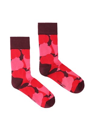 Paire de chaussettes mi-mollet avec des bordures, talons et orteils bordeaux foncé, présentant un motif abstrait de cœurs rouges et roses sur fond blanc.