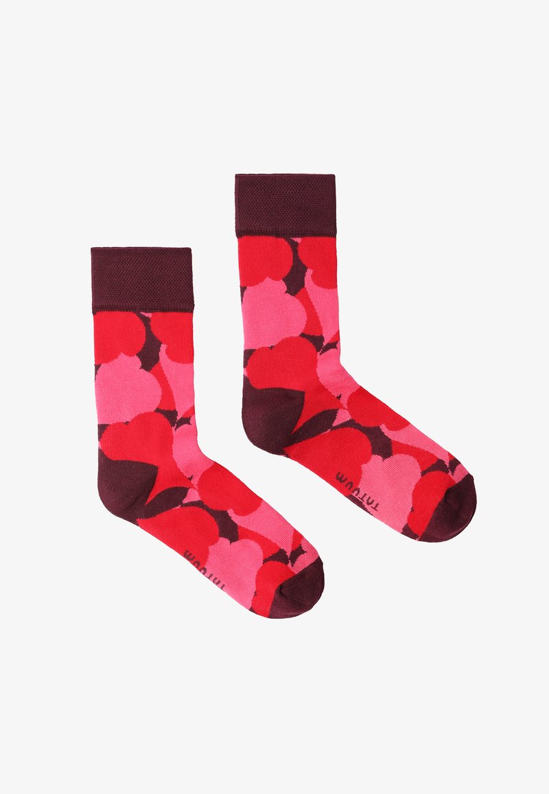 Paire de chaussettes mi-mollet avec des bordures, talons et orteils bordeaux foncé, présentant un motif abstrait de cœurs rouges et roses sur fond blanc.