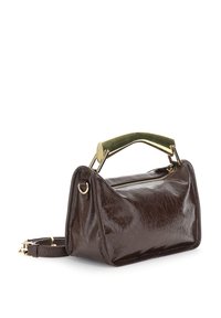 Brun läderhandväska med en glänsande yta, triangulär form, guldfärgad hårdvara på handtaget och en sidogömma. Justerbar rem ingår.