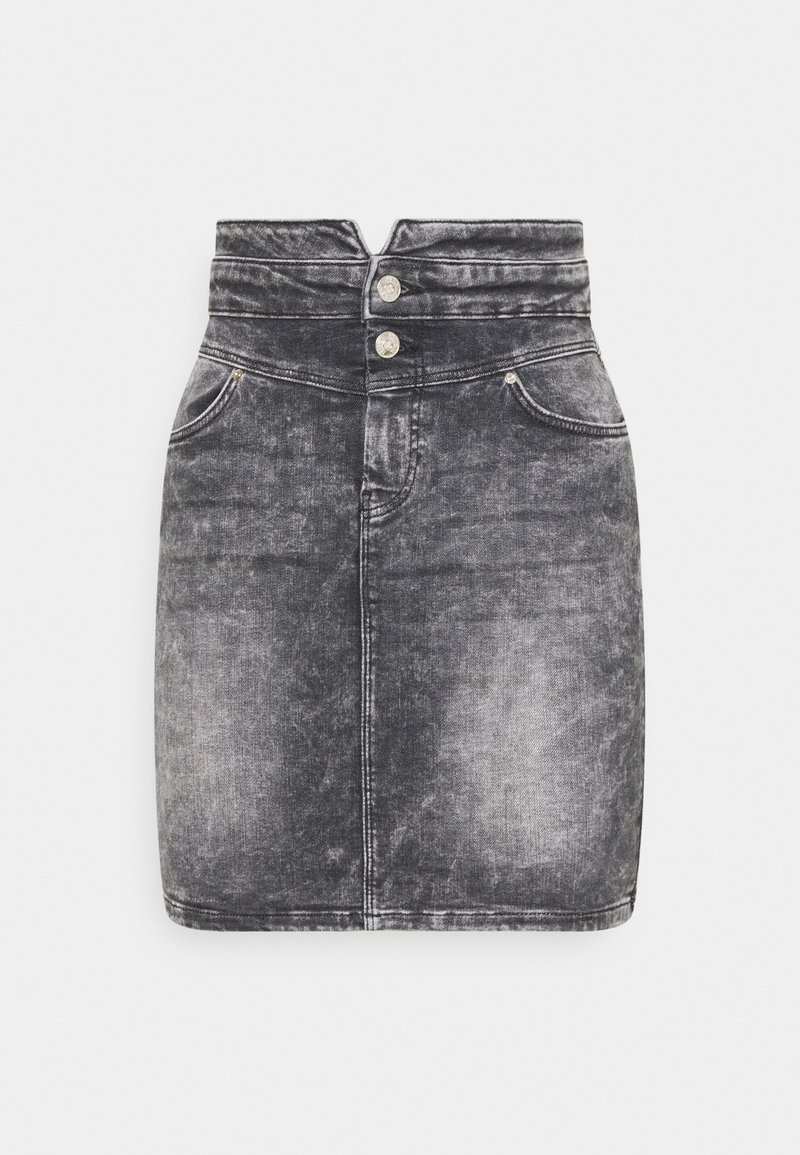Jupe en denim noir délavé taille haute avec deux boutons devant, passants pour ceinture et poches avant, longueur au genou avec coutures visibles.